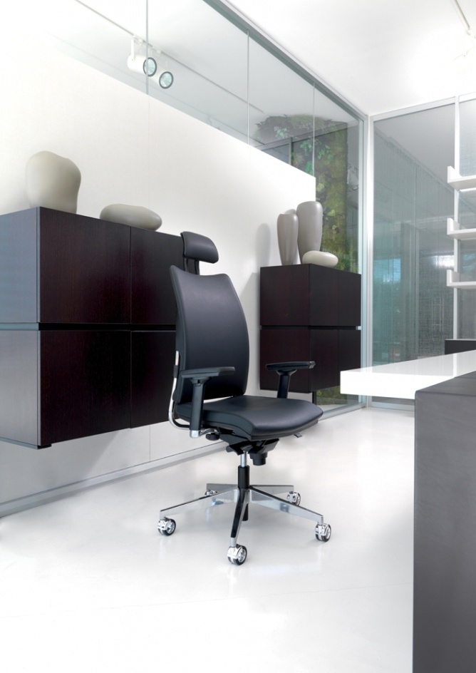 sedute operative luxy serie overtime ergonomica girevole ufficio braccioli schienale regolabile nera tessuti nero poggiatesta