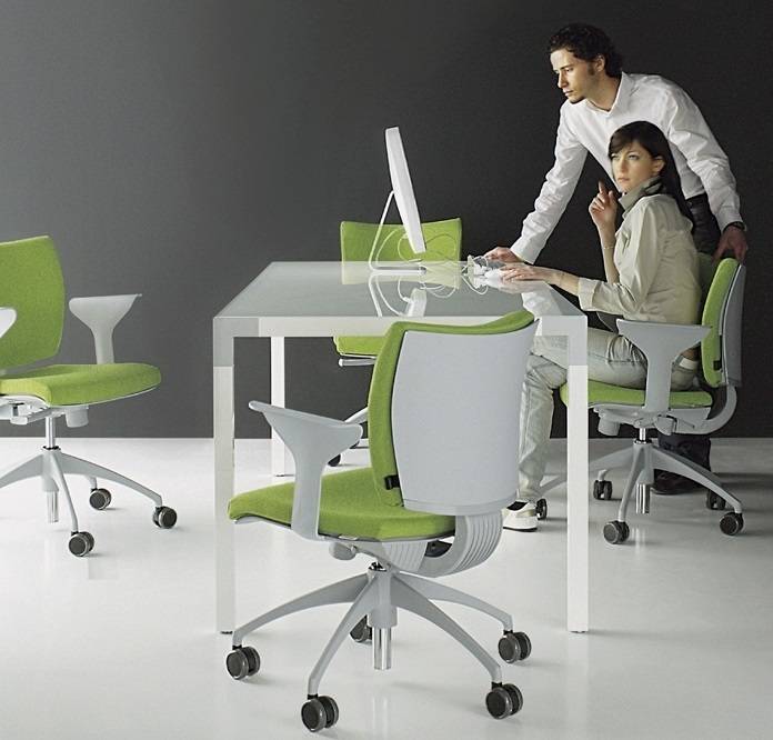 seduta_operativa_luxy_serie_pixel_schienale_braccioli_regolabile_tessuto_verde_base_bianca