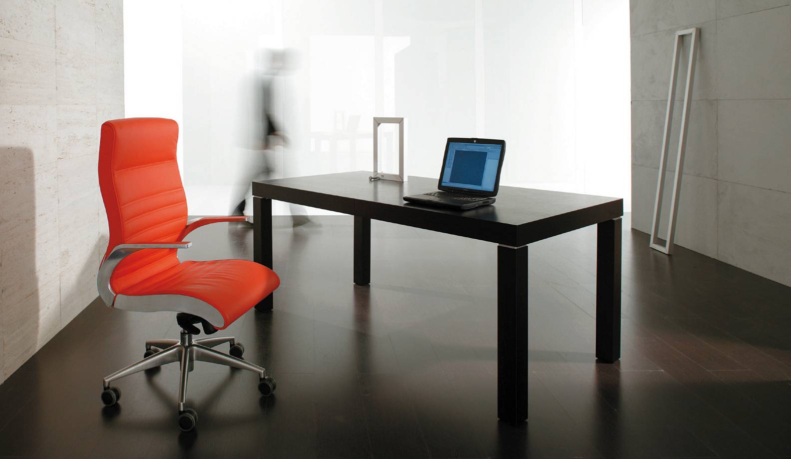 sedute_direzionali_luxy_serie_synchrony_ergonomica_fissa_ufficio_alluminio_schienale_alto_medio_alto_rossa