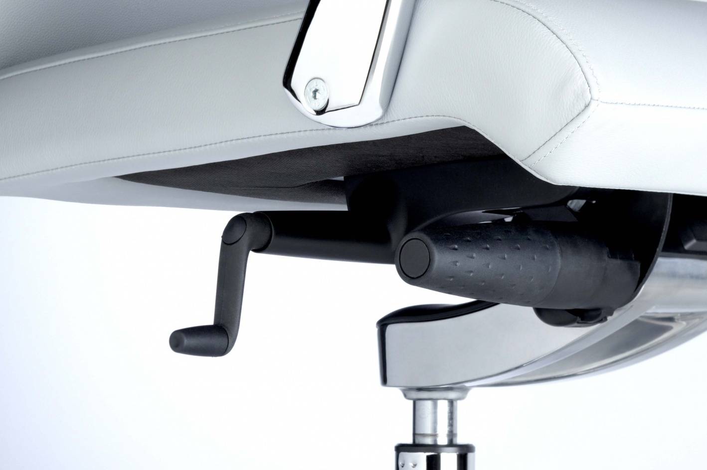 sedute_direzionali_luxy_serie_youster_ergonomica_girevole_rotelle_ufficio_imbottita_braccioli_alluminio_cromato_bianco_dettagli