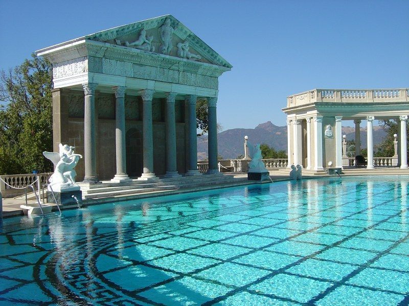piscina di lusso stile classico marmo