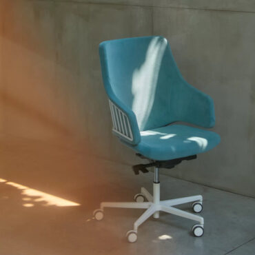 sedia-ufficio-operativa-italia-schienale-medio-tavolo-riunioni-by-luxy