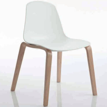 siège blanc vintage avec pieds en bois luxy