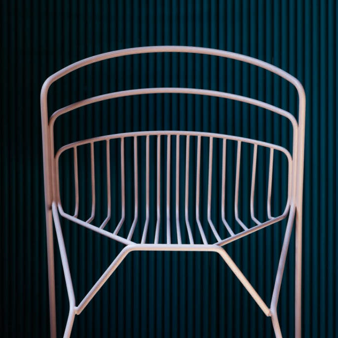 Stuhl aus schwarzgrün lackierter Stange detail ribelle luxy