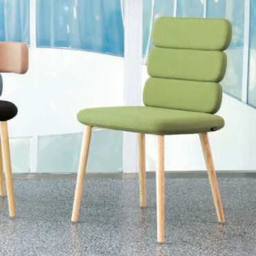 farbiger stuhl ohne armlehnen mit holzbeinen cluster luxy