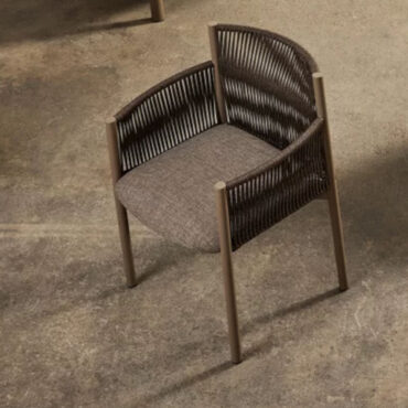 chaise de salon avec accoudoirs rembourrés pieds en métal cadre luxueux