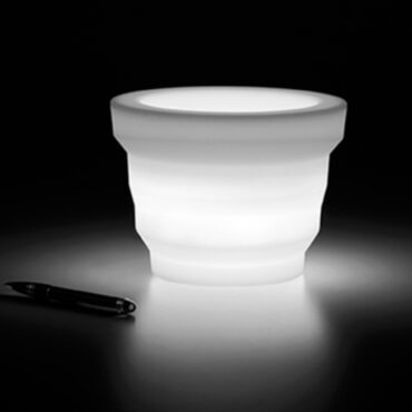 vase mit licht kunststoff neutrale farbe detail rebelot plust